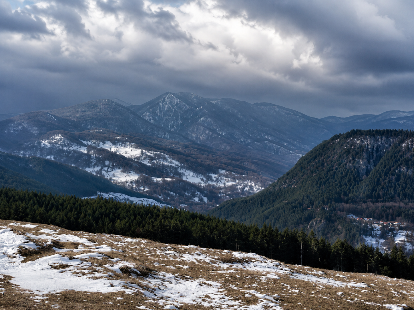 Rezervația Râpa Roșie - Dealul Morii