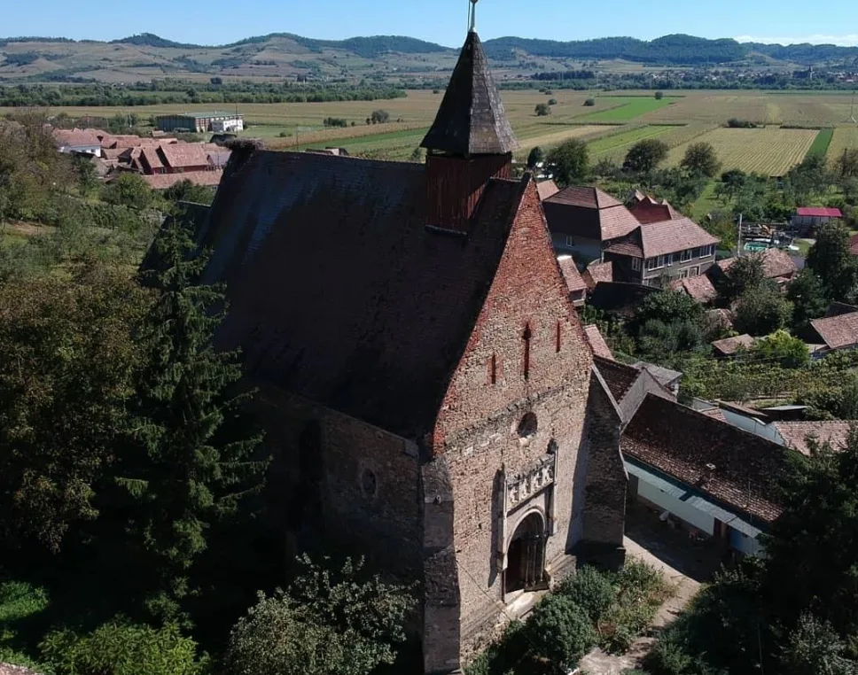Biserica fortificată din Dârlos