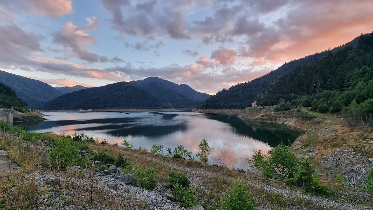 Gura Apelor Lake