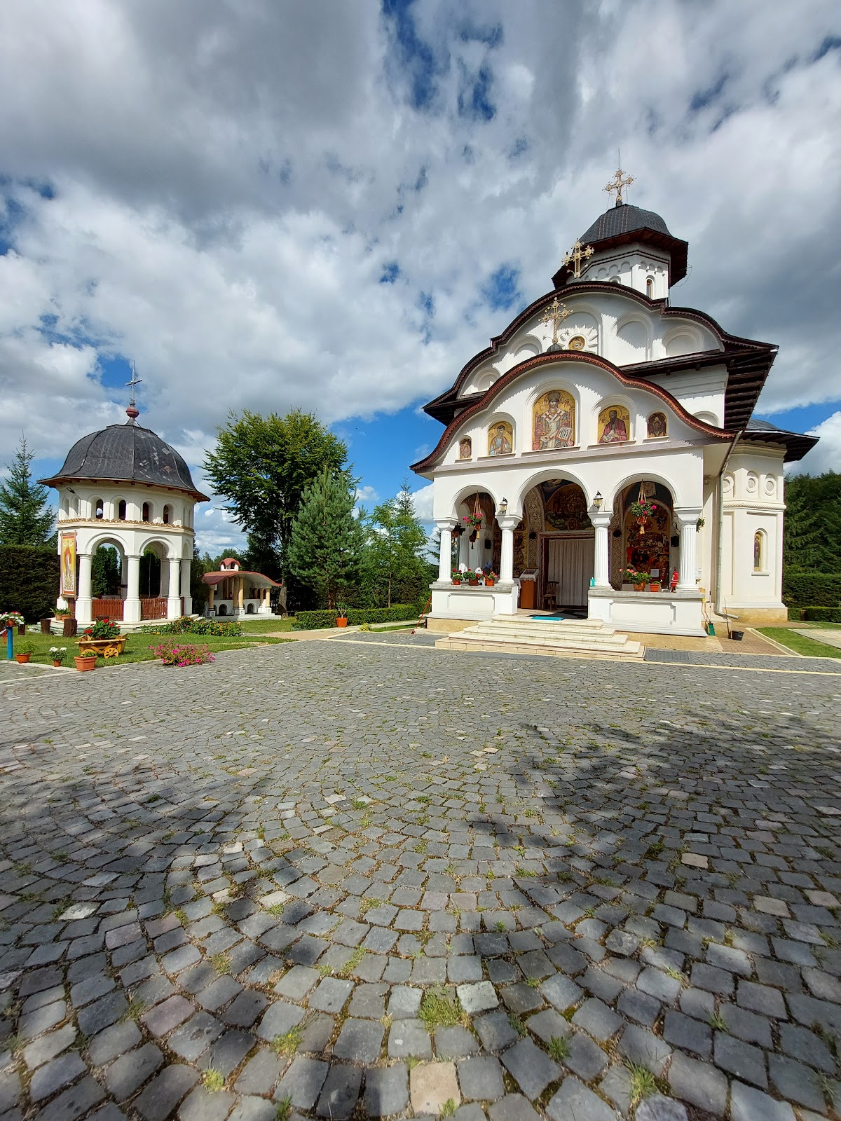 Manastirea Sfintii Apostoli Petru si Pavel Cartisoara