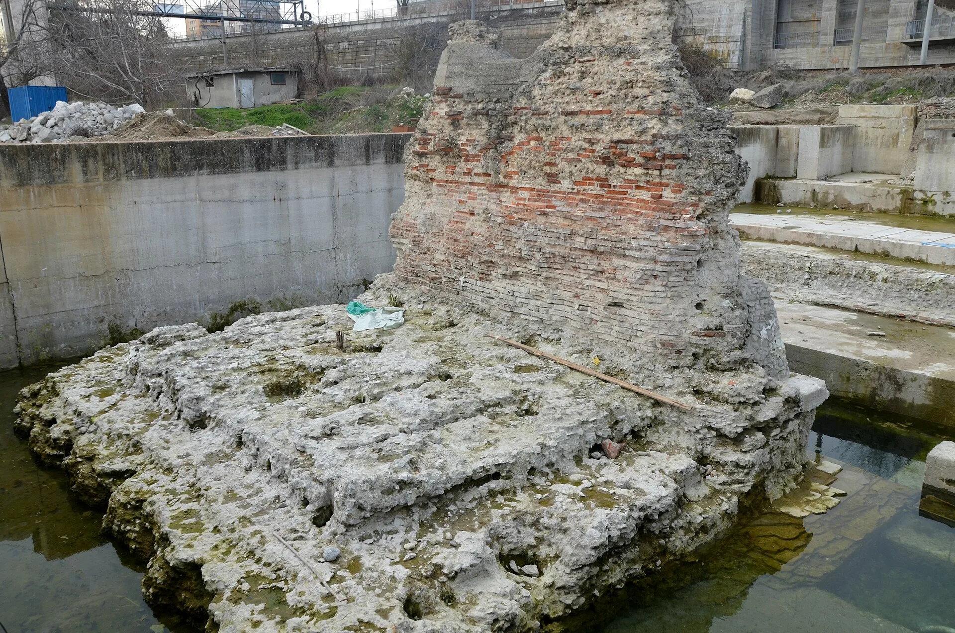 Trajan's Bridge at Drobeta: what the sources say and what remains